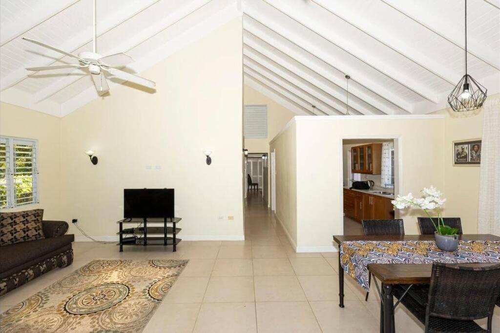 Richmond - Heroes Villa, Ac, Security, Access To Pool, Playground & Private Beach - Welcome Breakfast Basket Buitenkant foto